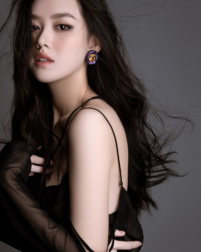 Diện những thiết kế gợi cảm, nàng hậu phô diễn vẻ đẹp hình thể với làn da trắng bóc, gương mặt thanh tú.