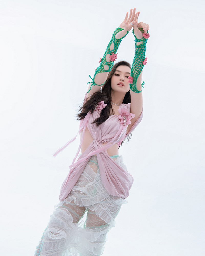 Trước đây, nàng hậu gốc Hà thành được biết đến như “nữ hoàng lookbook” trong giới thời trang, nên đối với cô việc thả dáng trước ống kính là không hề khó khăn.