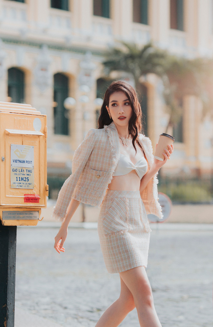 Với vóc dáng thon gọn cùng chiều cao lý tưởng, những set đồ đơn giản, năng động đủ tôn lên vẻ đẹp hình thể của cô nàng.