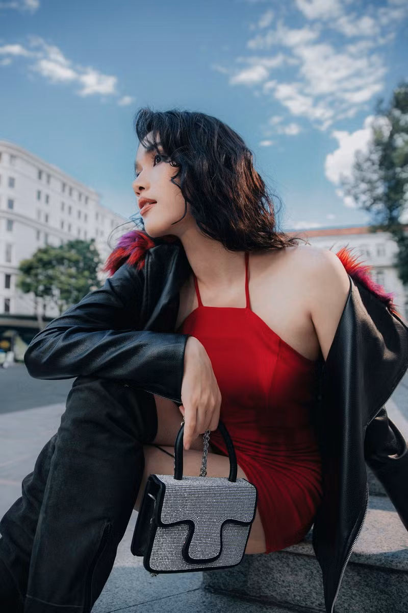 Thoi trang sanh dieu, ca tinh cua A hau Phuong Anh