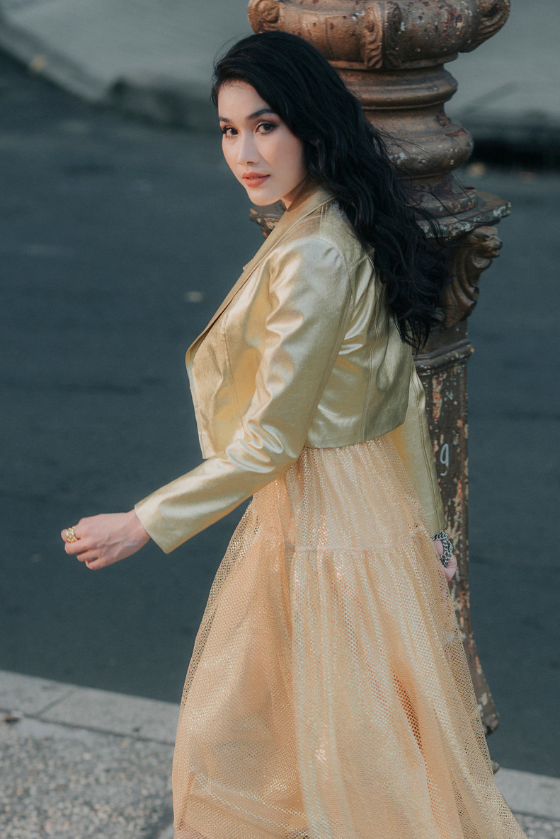 Với những bức ảnh chụp trên đường phố, nàng á hậu thướt tha thả dáng, khoe nhan sắc mỹ miều ngày một thăng hạng.