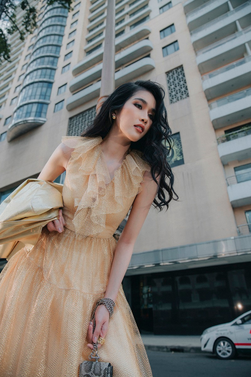 Chẳng cần cầu kì nhưng trông Phương Anh ở loạt ảnh street style vẫn rất xinh đẹp, cuốn hút.