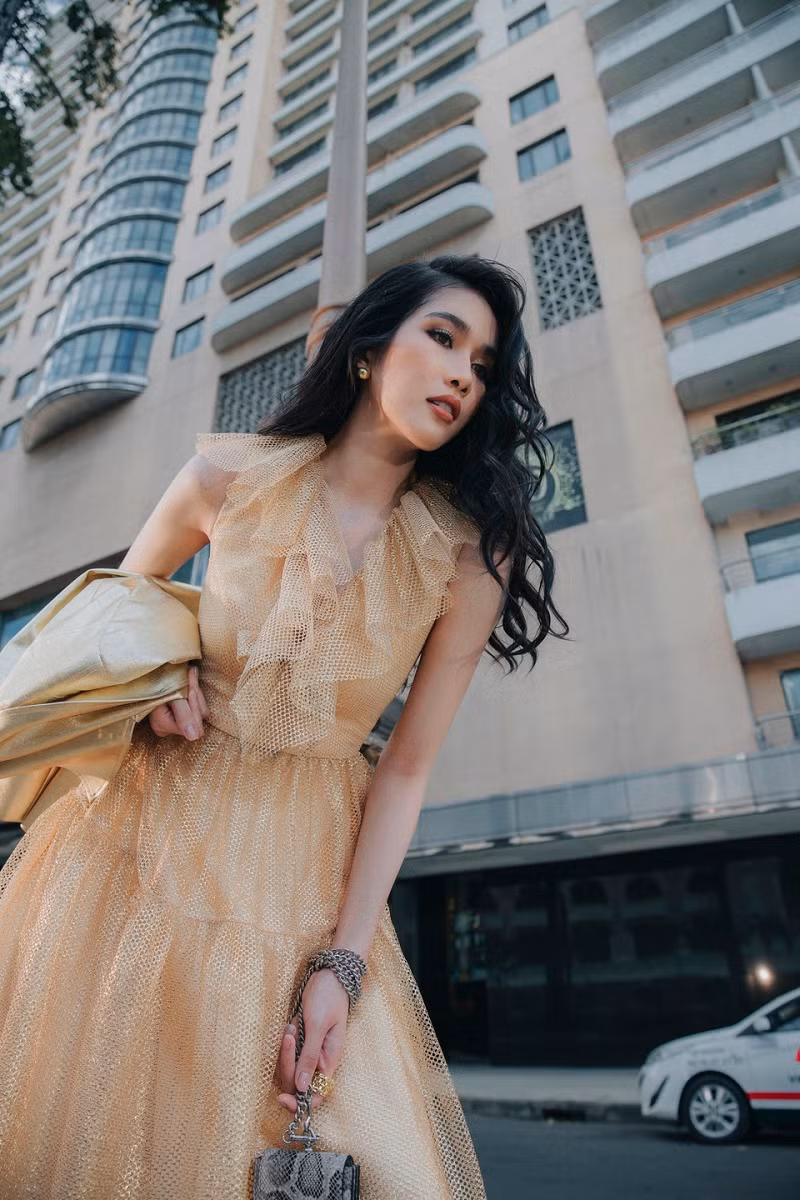 Chẳng cần cầu kì nhưng trông Phương Anh ở loạt ảnh street style vẫn rất xinh đẹp, cuốn hút.