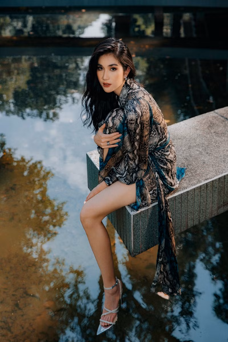 Khác với hình ảnh tiểu thư, dịu dàng vốn có, Phương Anh gây bất ngờ bởi hình tượng một fashionista thời thượng đúng điệu.