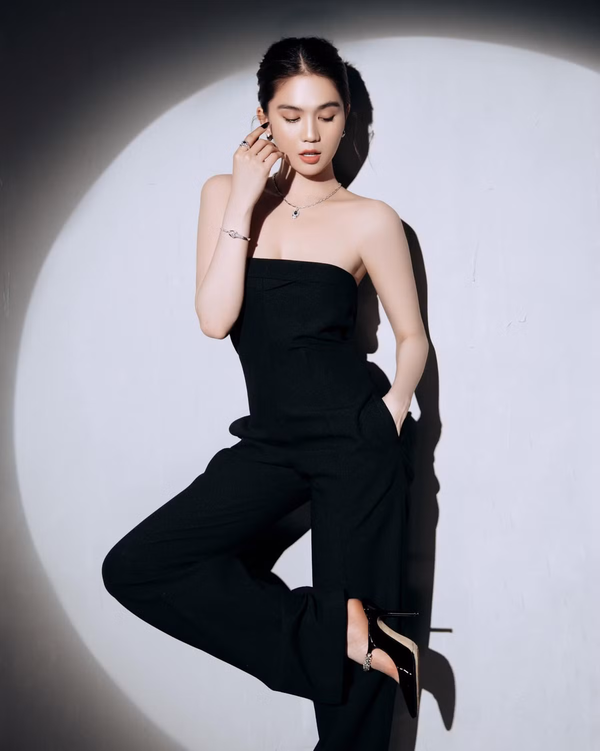 "Nữ hoàng nội y" diện những thiết kế tôn vẻ đẹp hình thể với vòng 1 lấp ló, lưng ong nuột nà.