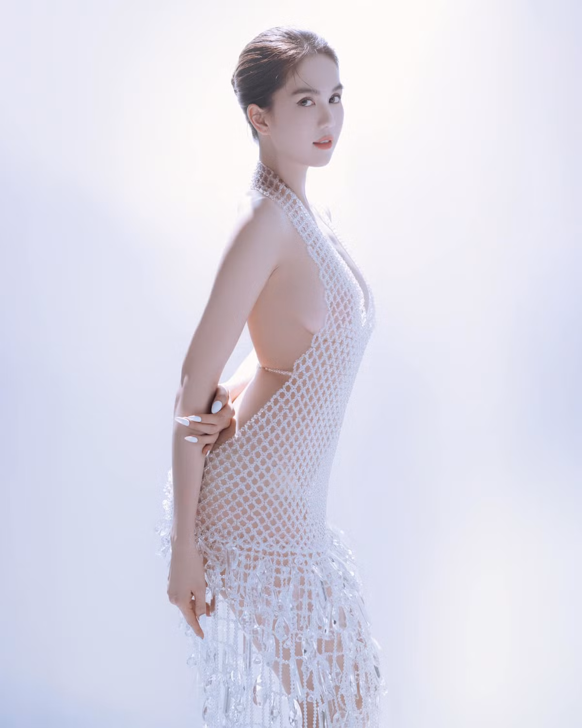 Nữ hoàng nội y khoe khéo 3 vòng nỏng bỏng trong thiết kế hở bạo.