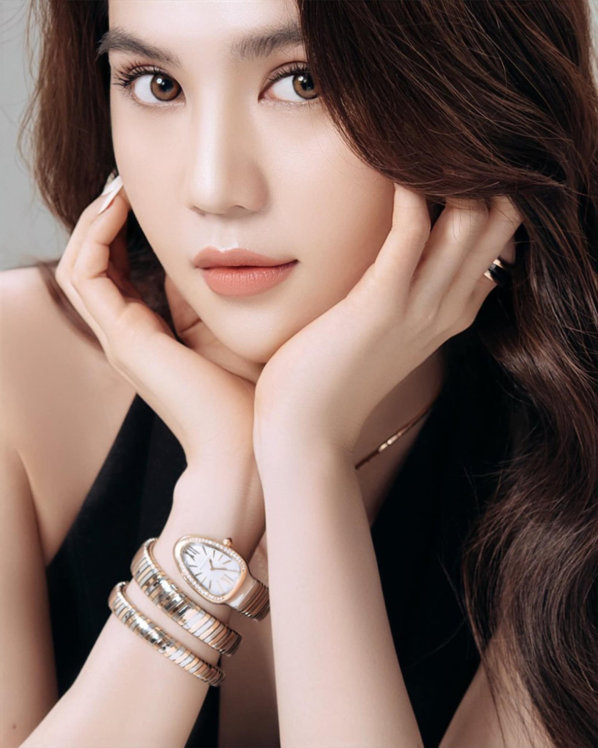 Ngay cả cô bạn thân Quỳnh Thư cũng phải khen Ngọc Trinh quá xinh đẹp trong bộ ảnh này.