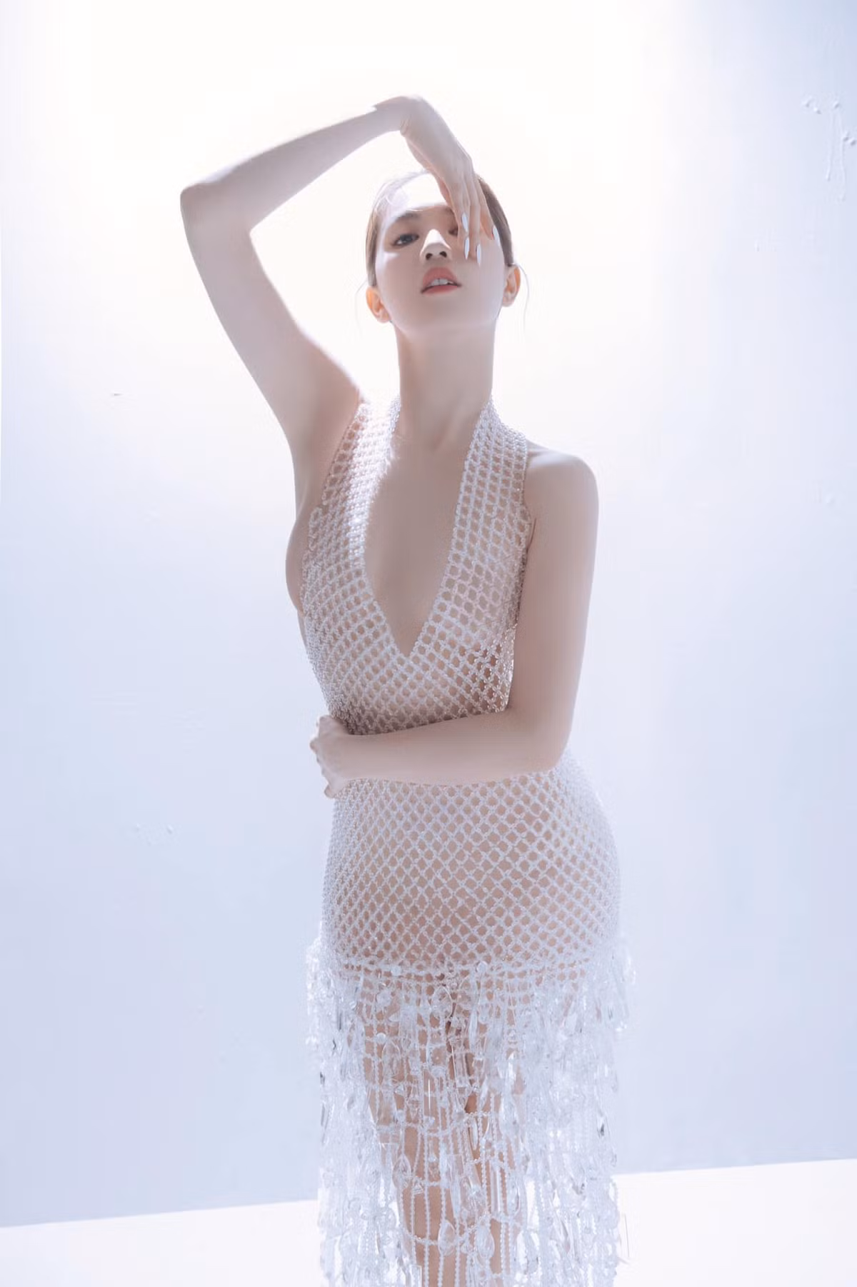 Ở set đồ khác Ngọc Trinh diện váy lưới xuyên thấu.