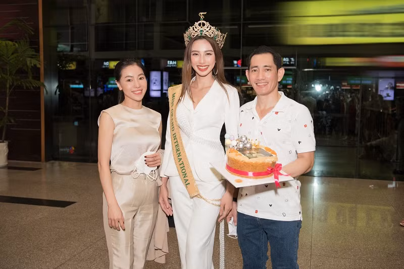 Trước đó, “bà trùm hoa hậu” Phạm Kim Dung đã đích thân đến Đà Nẵng đón Hoa hậu Thùy Tiên sau khi cô hoàn thành 3 ngày cách ly.