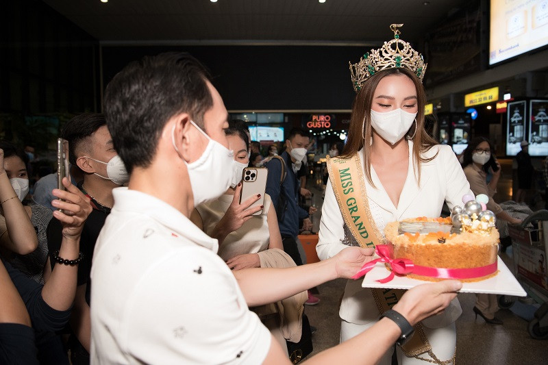 Ông cầm trên tay chiếc bánh bông lan trứng muối có vẽ hình Thùy Tiên.