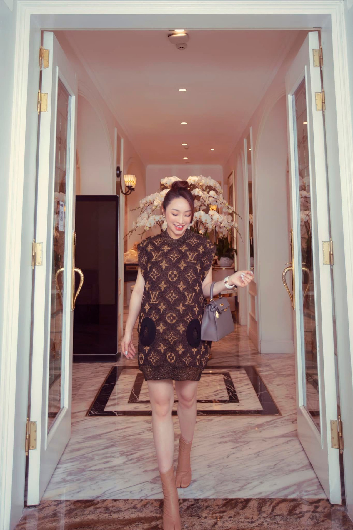 Lý Thùy Chang sinh năm 1989, được biết đến là nữ doanh nhân thành công. Cô có mối quan hệ thân thiết với nhiều sao Việt như Ngọc Trinh, Trương Ngọc Ánh, Giáng My...