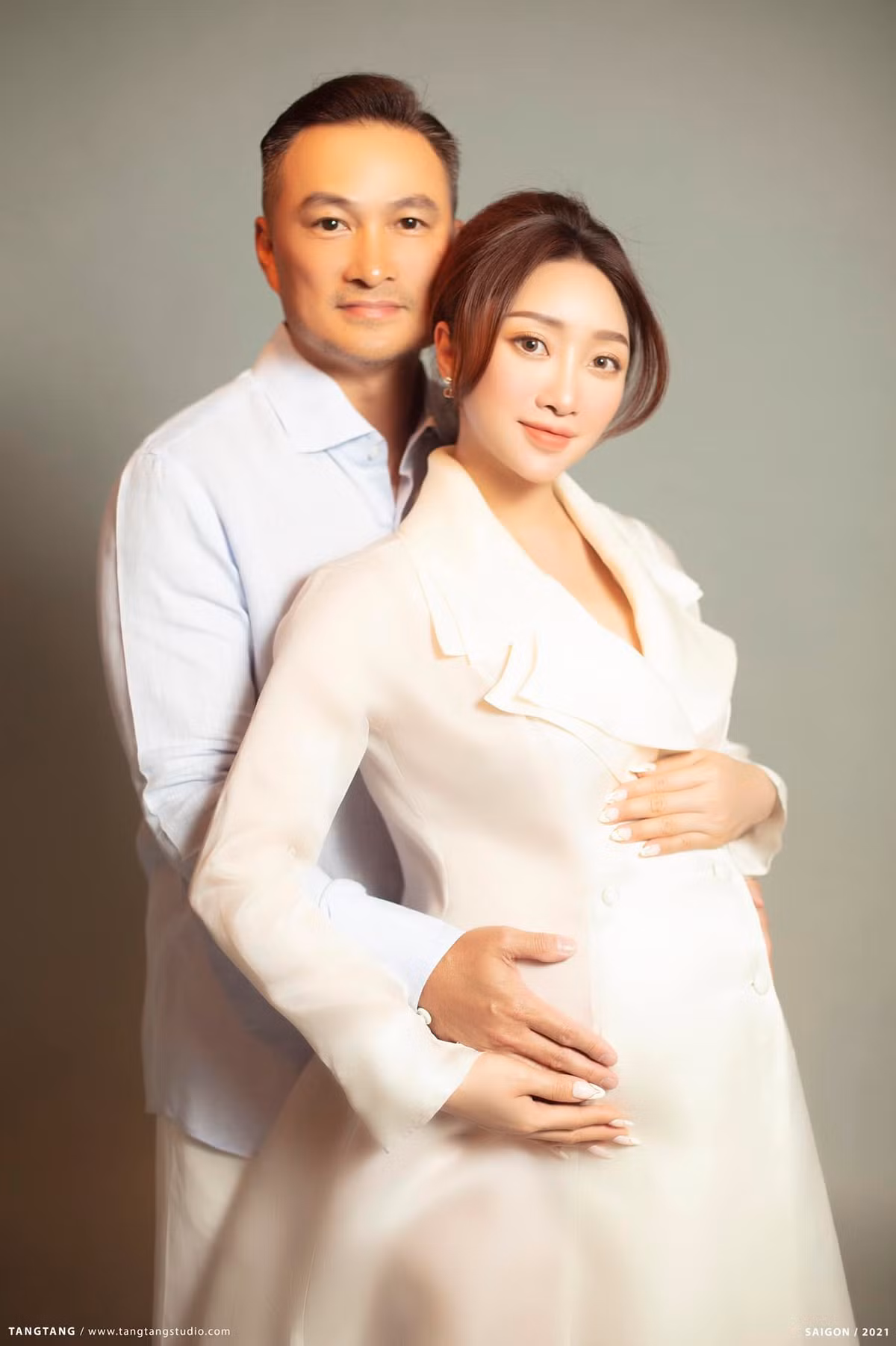 Chiều 2/1, diễn viên Chi Bảo vui mừng thông báo bà xã Lý Thùy Chang đã "vượt cạn" thành công.