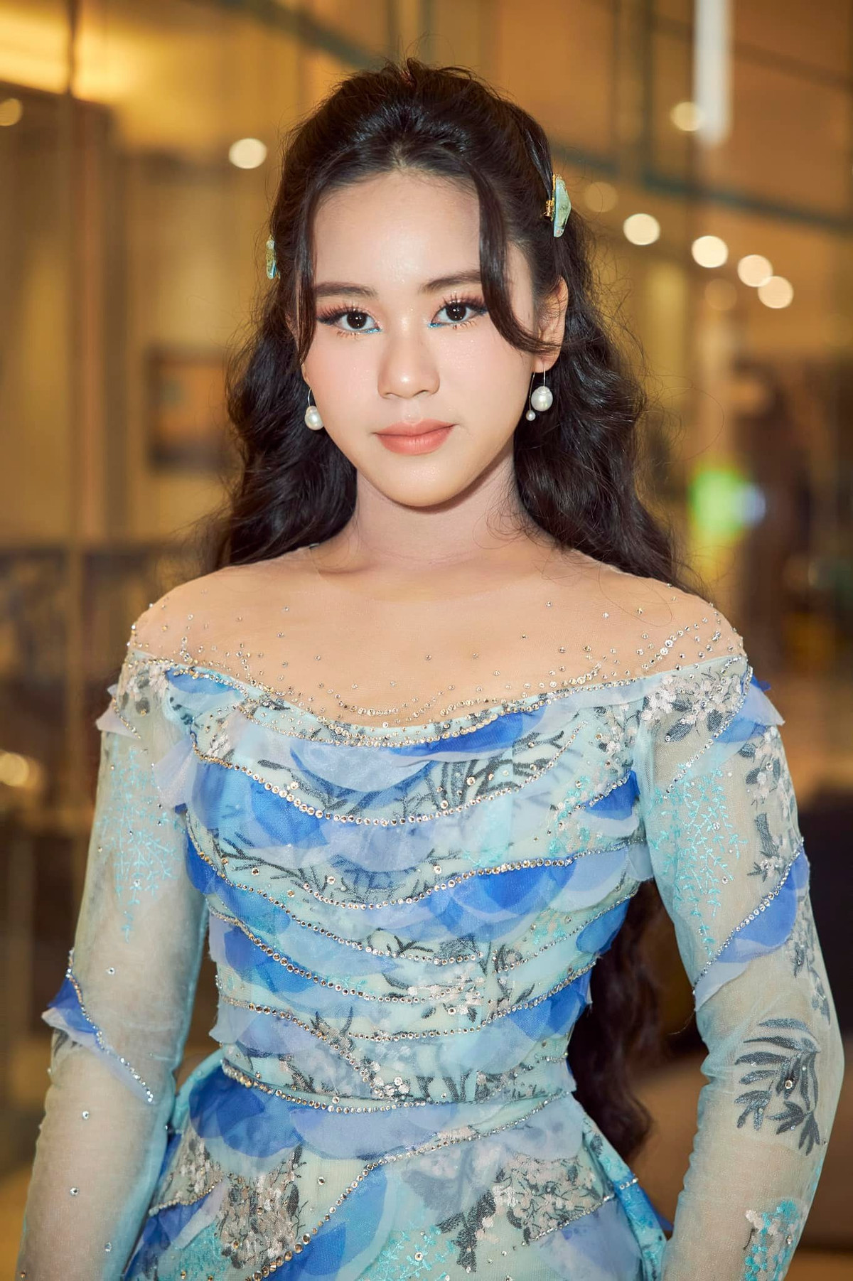 Mỹ nhân 14 tuổi làm giám khảo Hoa hậu Môi trường VN là ai? My nhan 14 tuoi lam giam khao Hoa hau Moi truong VN la ai?