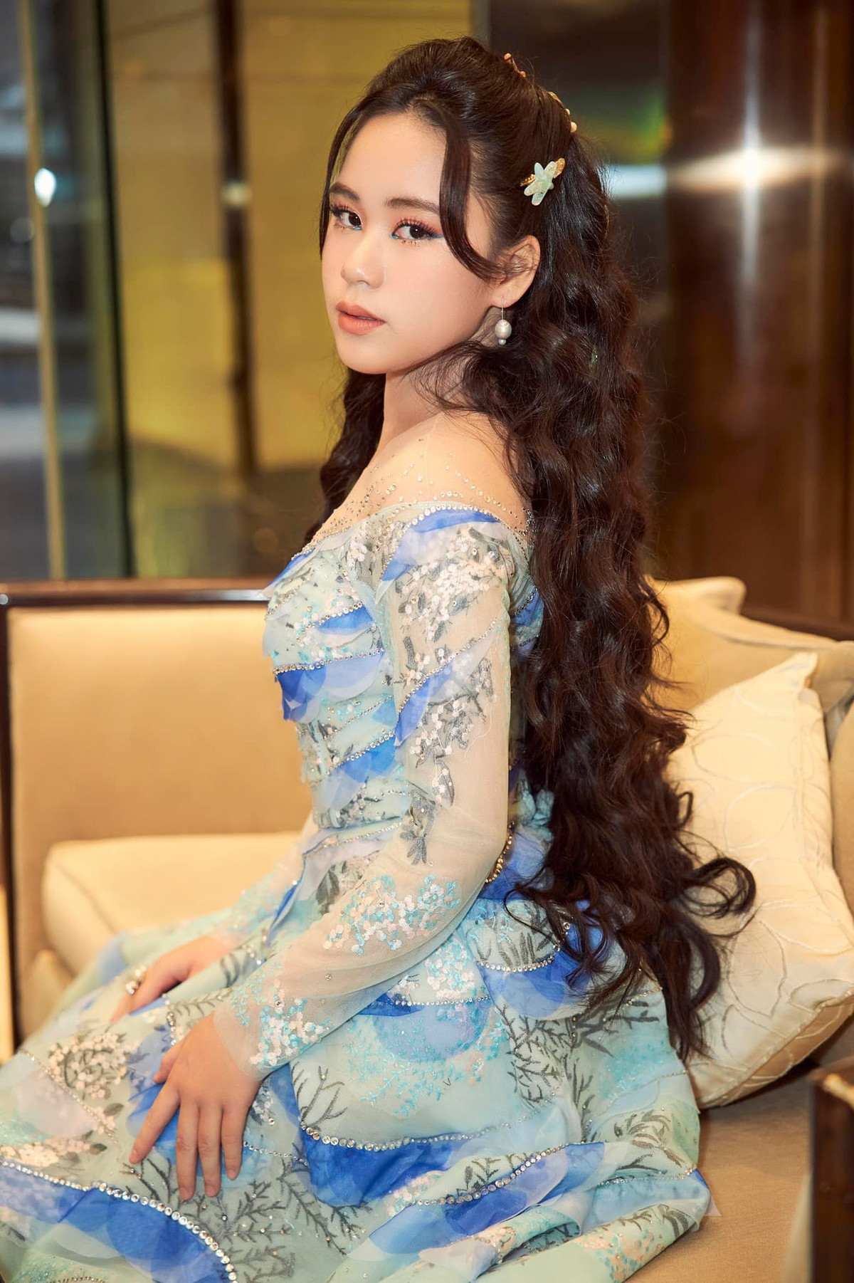 Nhiều ý kiến cho rằng, Bella Vũ giữ vai trò "cầm cân nảy mực" cuộc thi nhan sắc ở tuổi 14 là chưa phù hợp.