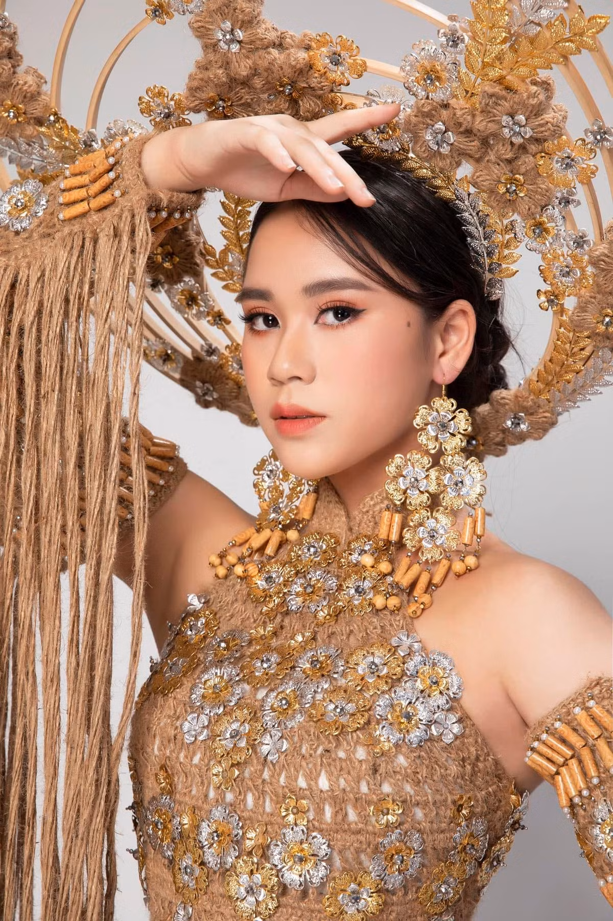 Mỹ nhân mang hai dòng máu Việt Nam - Singapore đang theo học lớp 7 tại Trường Quốc tế Mỹ tại Việt Nam.