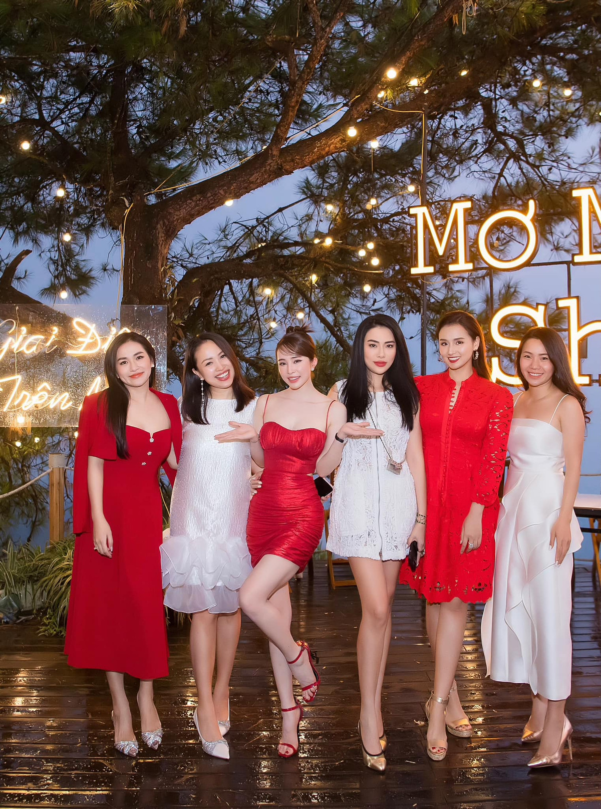 Xuất hiện trong tiệc sinh nhật, Quỳnh Nga diện váy ngắn ôm sát vô cùng quyến rũ. Cô nàng khoe khéo vòng 1 gợi cảm cùng làn da trắng muốt.