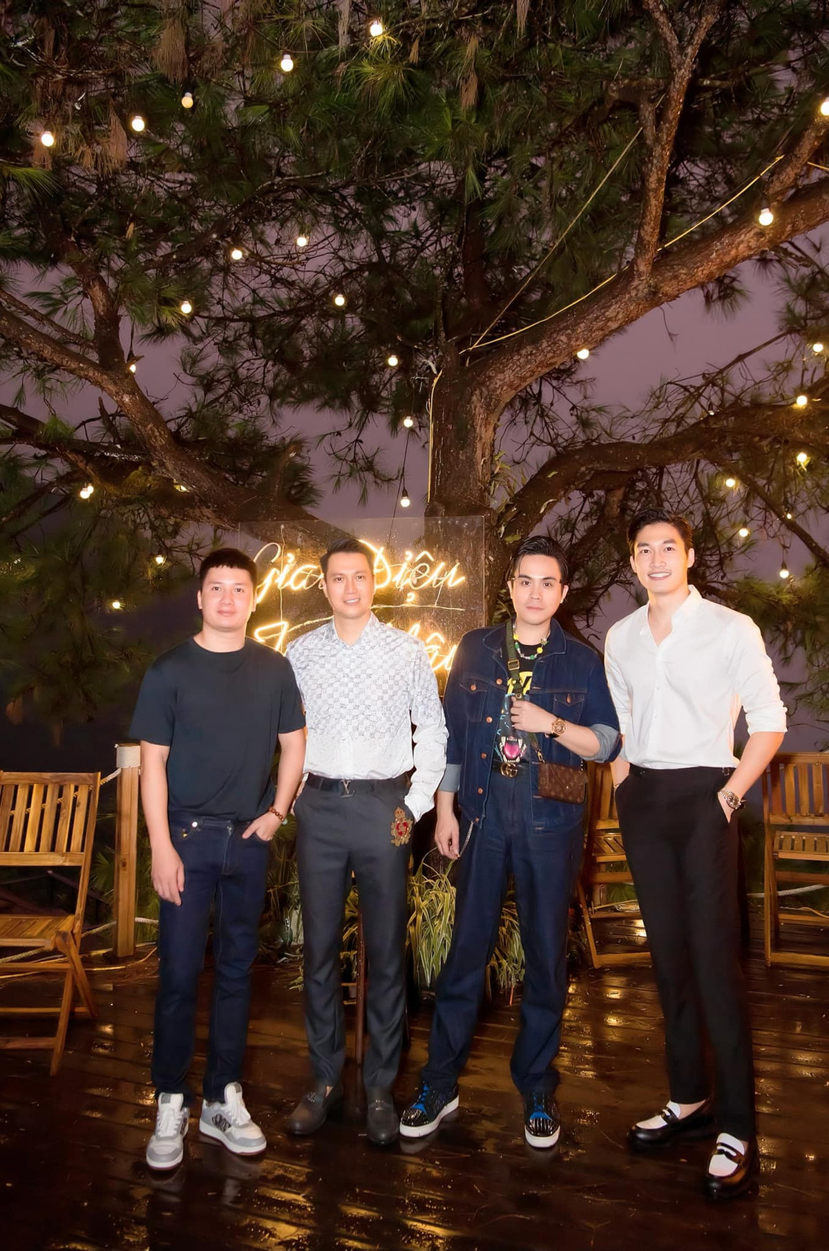 Trên trang cá nhân Việt Anh cũng chia sẻ loạt ảnh tiệc sinh nhật. Anh gửi lời cảm ơn hội bạn thân: "Cám ơn những lời chúc tốt đẹp cũng như những món quà mọi người đã gửi tặng cho Việt Anh nhân ngày sinh nhật. Một buổi tối vui và ý nghĩa".