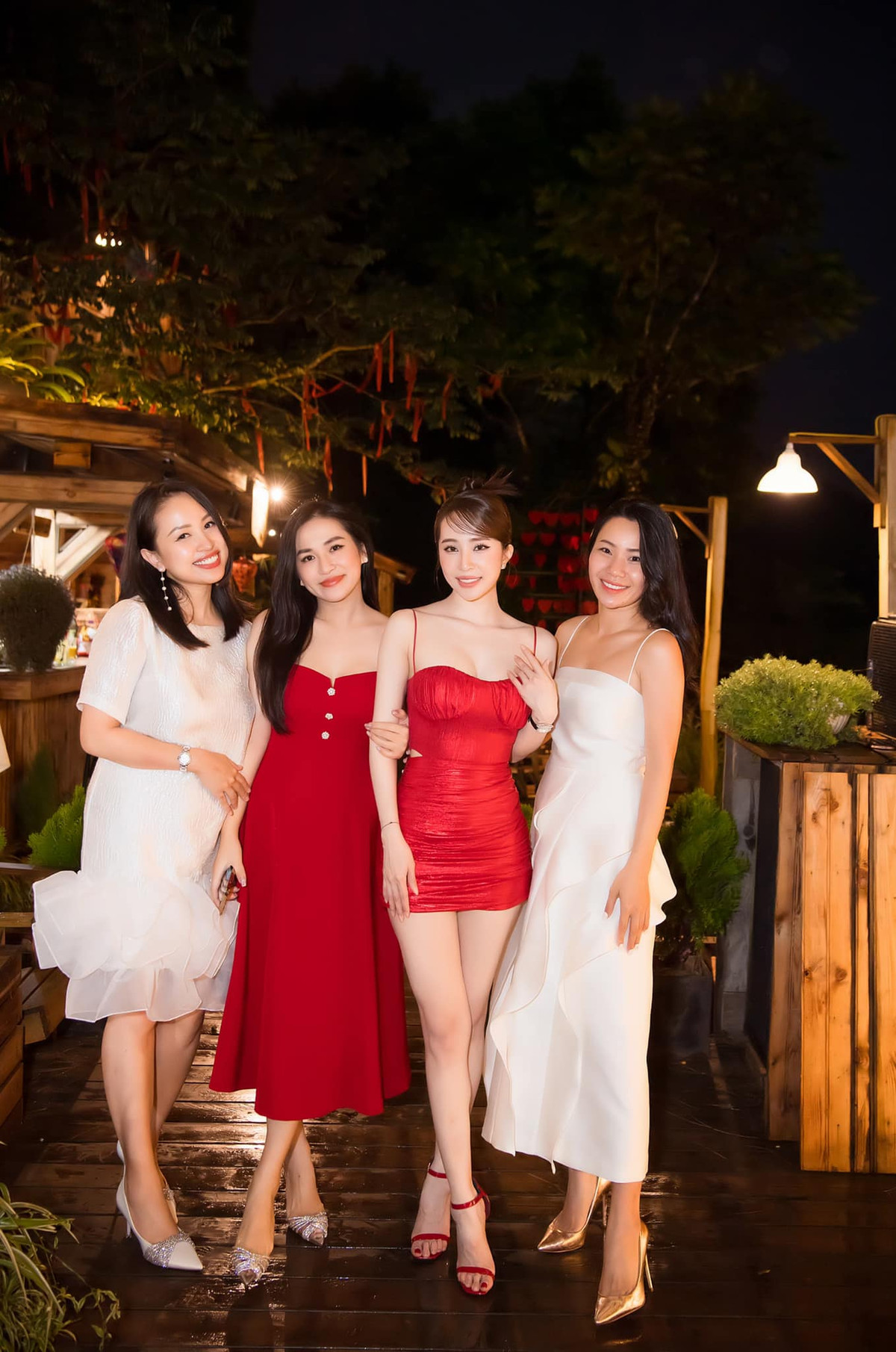 Nữ diễn viên khoe sắc vóc nuột nà bên cạnh dàn mỹ nhân.