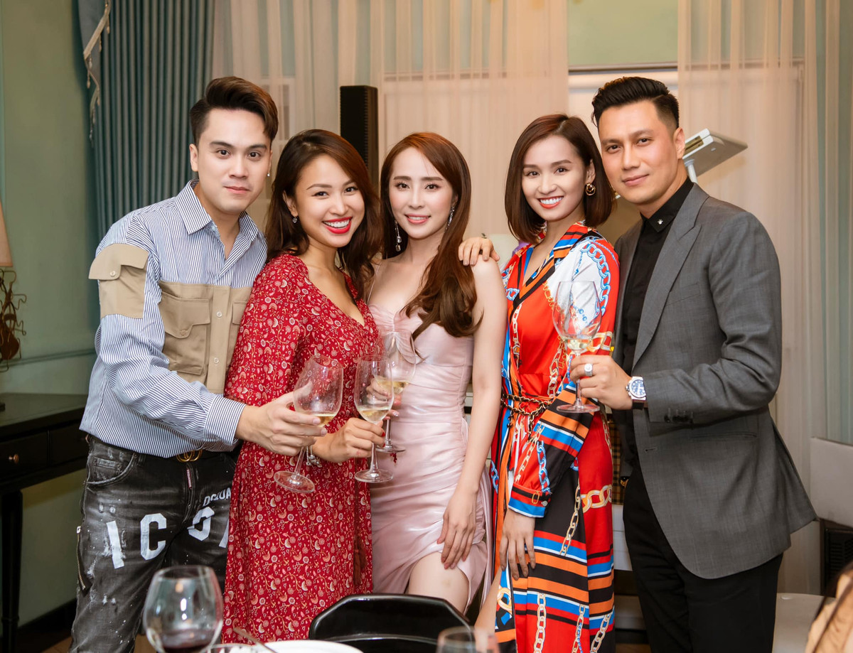  Quỳnh Nga - Việt Anh chơi chung trong nhóm bạn thân gồm những trai xinh gái đẹp nổi tiếng của Vbiz.