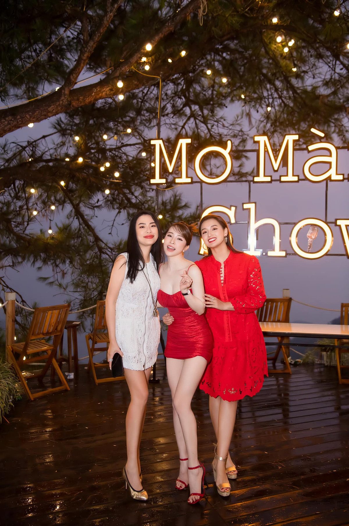 "Bữa tiệc sinh nhật trên mây không thể vui hơn cùng gia đình. Cám ơn cả nhà rất nhiều. Trân quý những tình bạn này mãi mãi… Happy birthday to me", Quỳnh Nga viết.