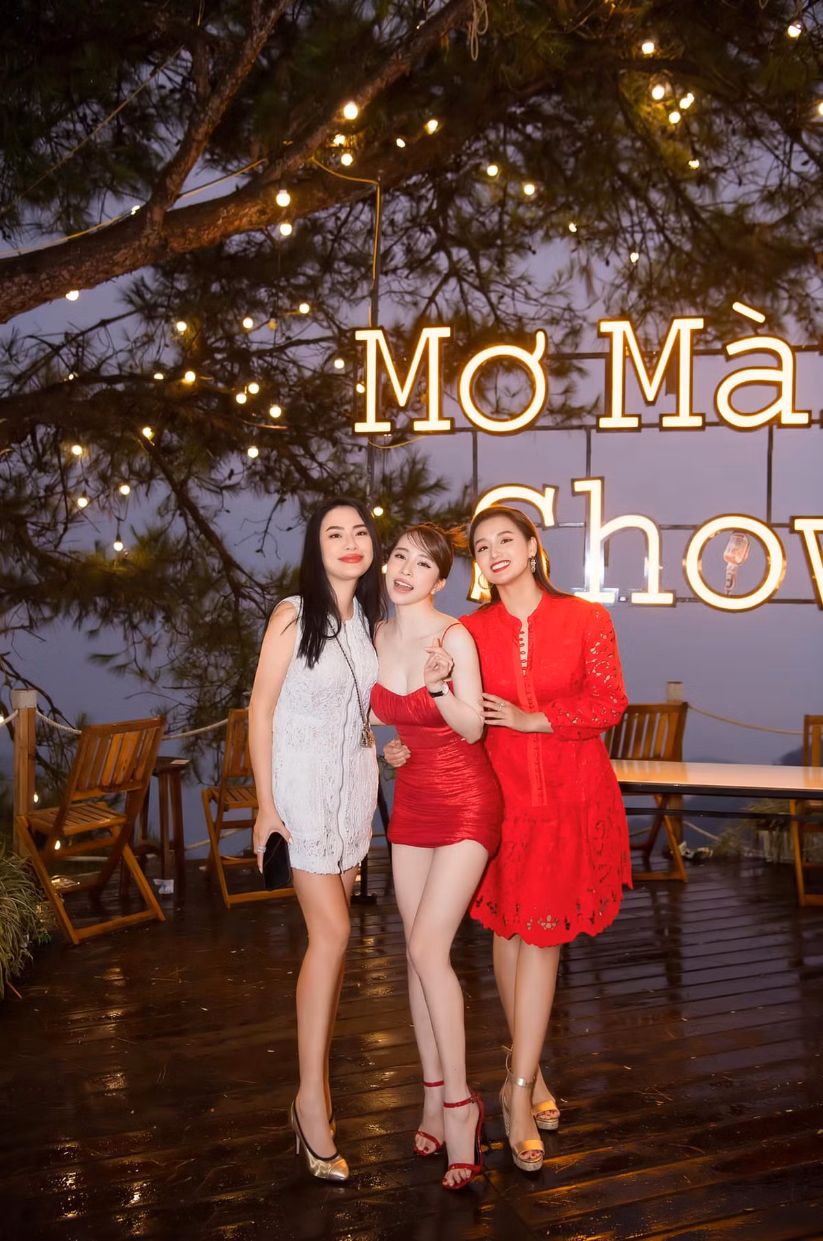 "Bữa tiệc sinh nhật trên mây không thể vui hơn cùng gia đình. Cám ơn cả nhà rất nhiều. Trân quý những tình bạn này mãi mãi… Happy birthday to me", Quỳnh Nga viết.