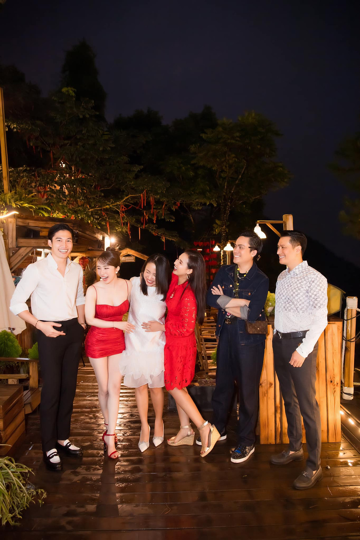 Nữ diễn viên sinh ngày 7/9 còn Việt Anh sinh ngày 8/9 nên hai người tổ chức sinh nhật chung.