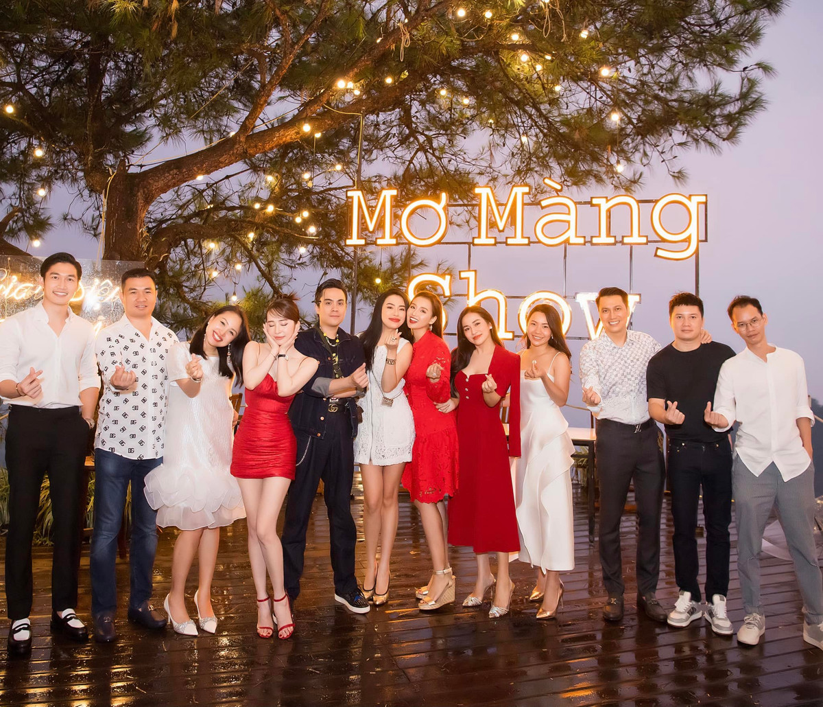 Nữ diễn viên hút sự chú ý với diện mạo nổi bật trong nhóm bạn thân.