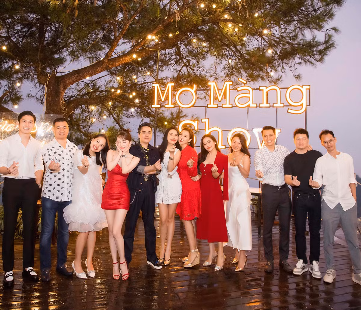 Nữ diễn viên hút sự chú ý với diện mạo nổi bật trong nhóm bạn thân.