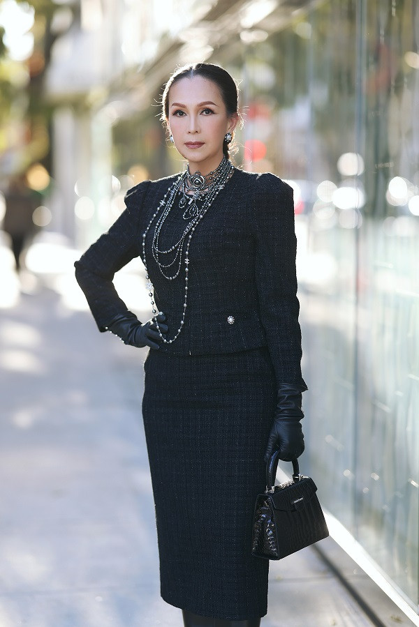 Diễm My diện trang phục bằng vải tweed, chất liệu được ưa chuộng trong thời tiết lạnh. Thiết kế kết hợp áo tay phồng nhẹ mang hơi hướng cổ điển cùng chân váy.