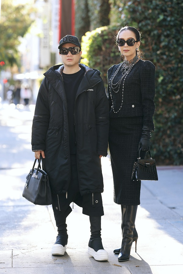 NTK Đỗ Mạnh Cường cũng có mặt trong buổi gặp gỡ đầu năm mới này. Anh diện trang phục tông đen, chụp ảnh cùng nữ hoàng ảnh lịch Diễm My.