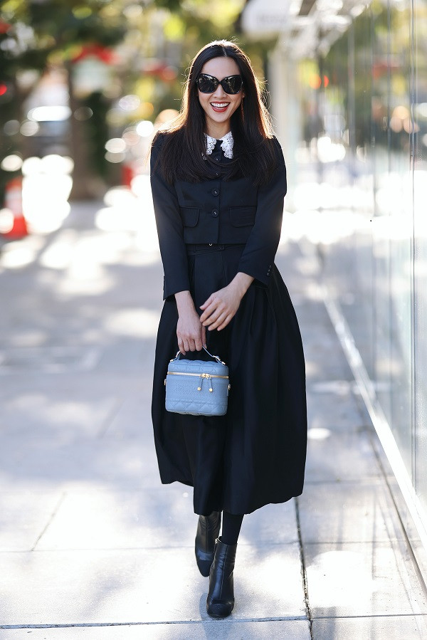 Hoa hậu Phụ nữ Việt Nam qua ảnh 2006 diện váy áo điệu đà, điểm nhấn là chi tiết ren màu trắng tương phản. Cô mang túi màu xanh tươi trẻ, cuốn hút.