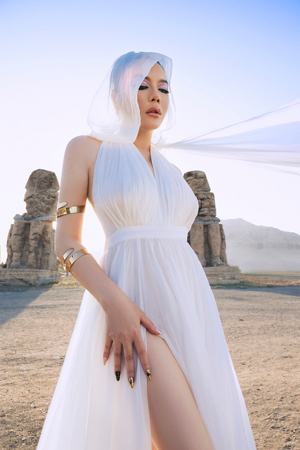  Lý Nhã Kỳ vừa chia sẻ loạt ảnh mới khi cô đặt chân đến Ai Cập.