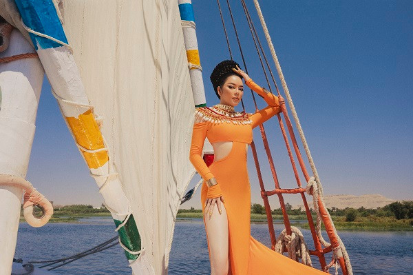 Trong chuyến đi đến Ai Cập, Lý Nhã Kỳ không quên thực hiện bộ ảnh ở Sông Nin, một trong những dòng sông nổi tiếng nhất thế giới.