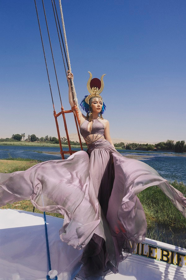 Ngoài ra khí hậu khắc nghiệt 42-45 độ, nắng gắt chói chang khiến Lý Nhã Kỳ bi bỏng nhẹ giác mạc.