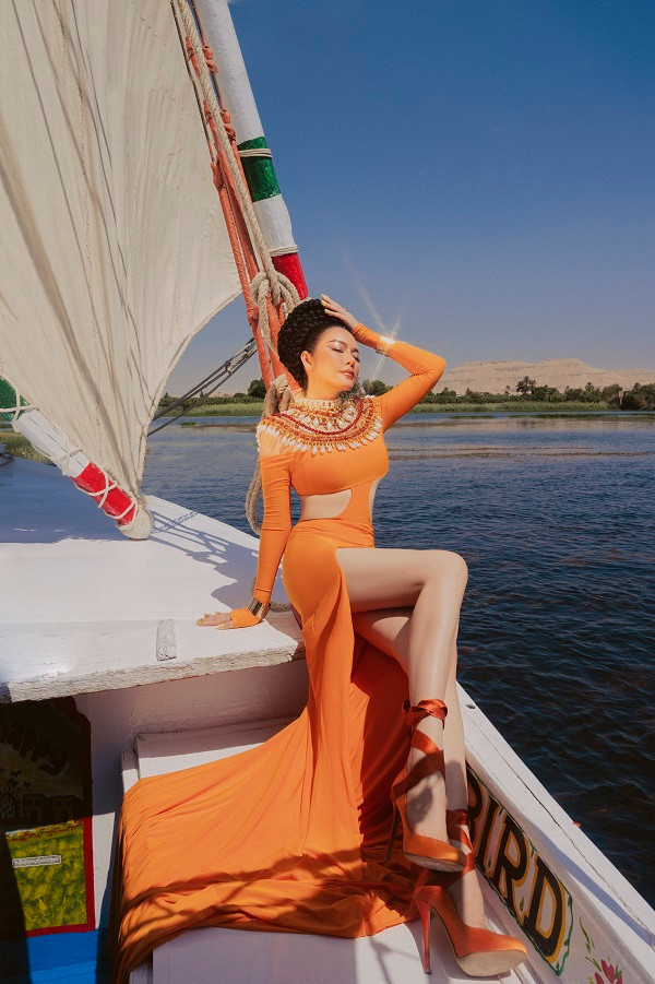 Felucca là thuyền thủ công, khi chụp rất cực bởi để giữ thuyền lại thì cần rất nhiều người giữ cánh buồm.