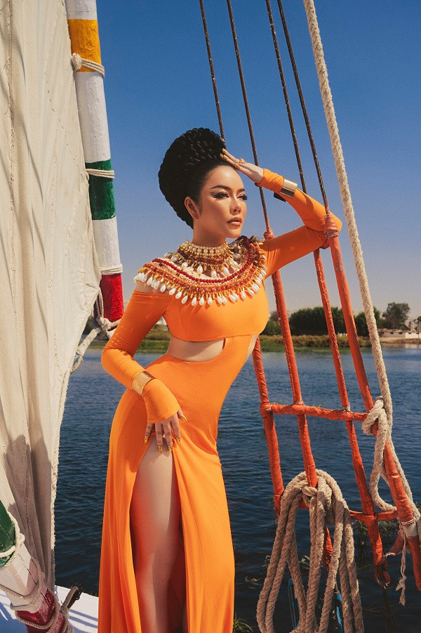 Đặc biệt, nữ diễn viên thực hiện bộ ảnh trên chiếc thuyền buồm truyền thống của người Ai Cập.