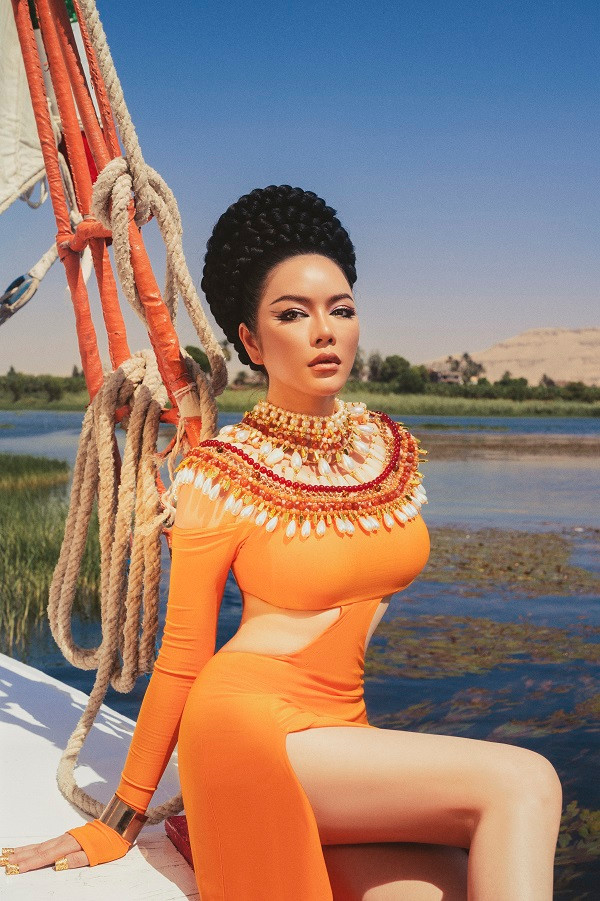 May mắn khi Lý Nhã Kỳ chụp bộ hình này người dân địa phương đã phụ giữ cánh buồm để thuyền dừng lại giúp ê-kíp có những shoot hình đẹp.