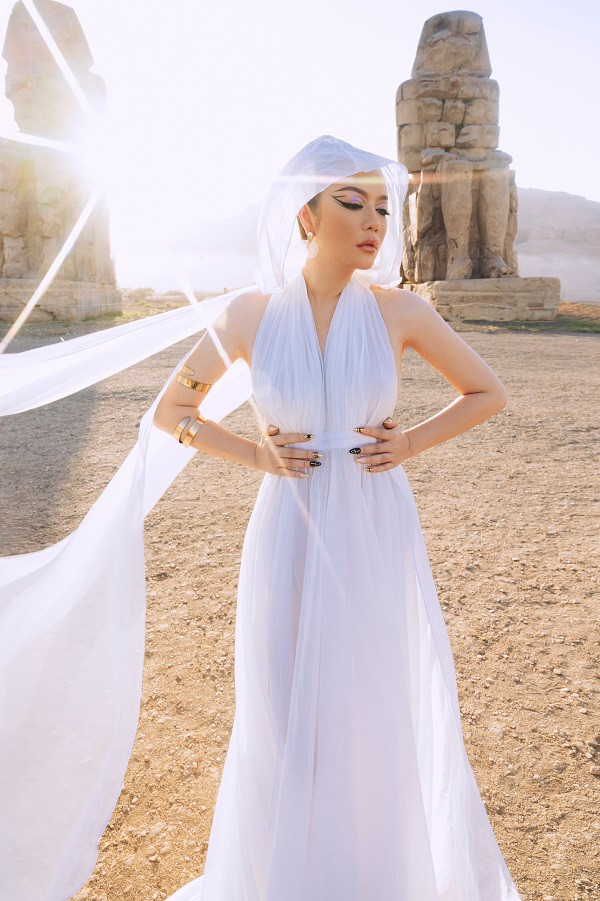 Đặc biệt, theo tiết lộ của ê-kíp Lý Nhã Kỳ, nữ diễn viên đã mạnh tay chi 1 tỷ sang Ai Cập chụp ảnh.