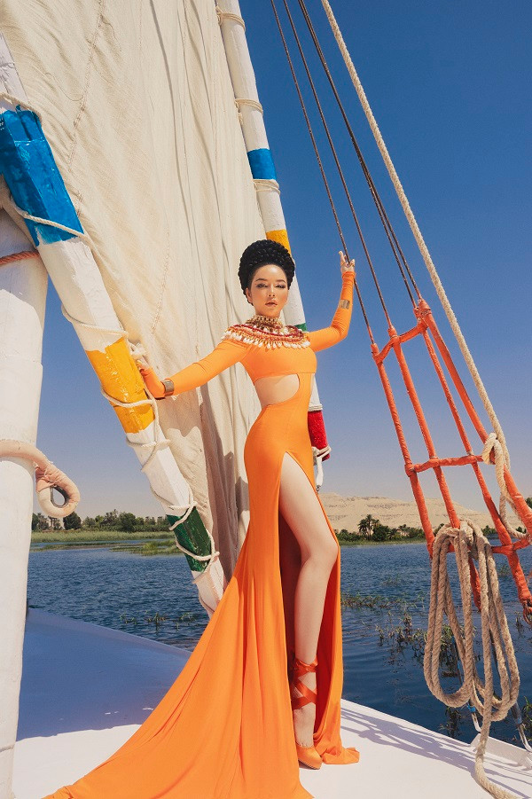 Lý Nhã Kỳ cũng là nghệ sĩ đầu tiên sở hữu du thuyền trăm tỷ. Mới đây cô chi 5 tỷ đưa ê-kíp đi Cannes.