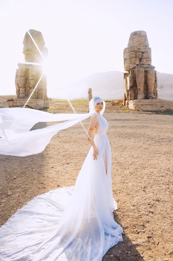 Bộ ảnh được thực hiện công phu tại nhiều địa điểm nổi tiếng.