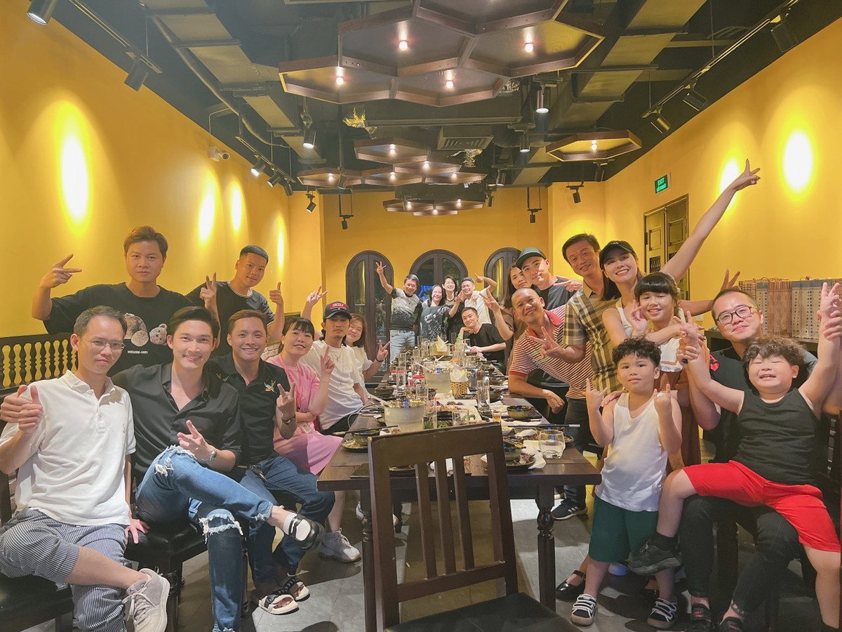 Tối 3/8, tập cuối bộ phim " Thương ngày nắng về" đã lên sóng với cái kết viên mãn cho các nhân vật trong phim. Đặc biệt, ê-kíp bộ phim đã hội ngộ để cùng xem tập cuối này.