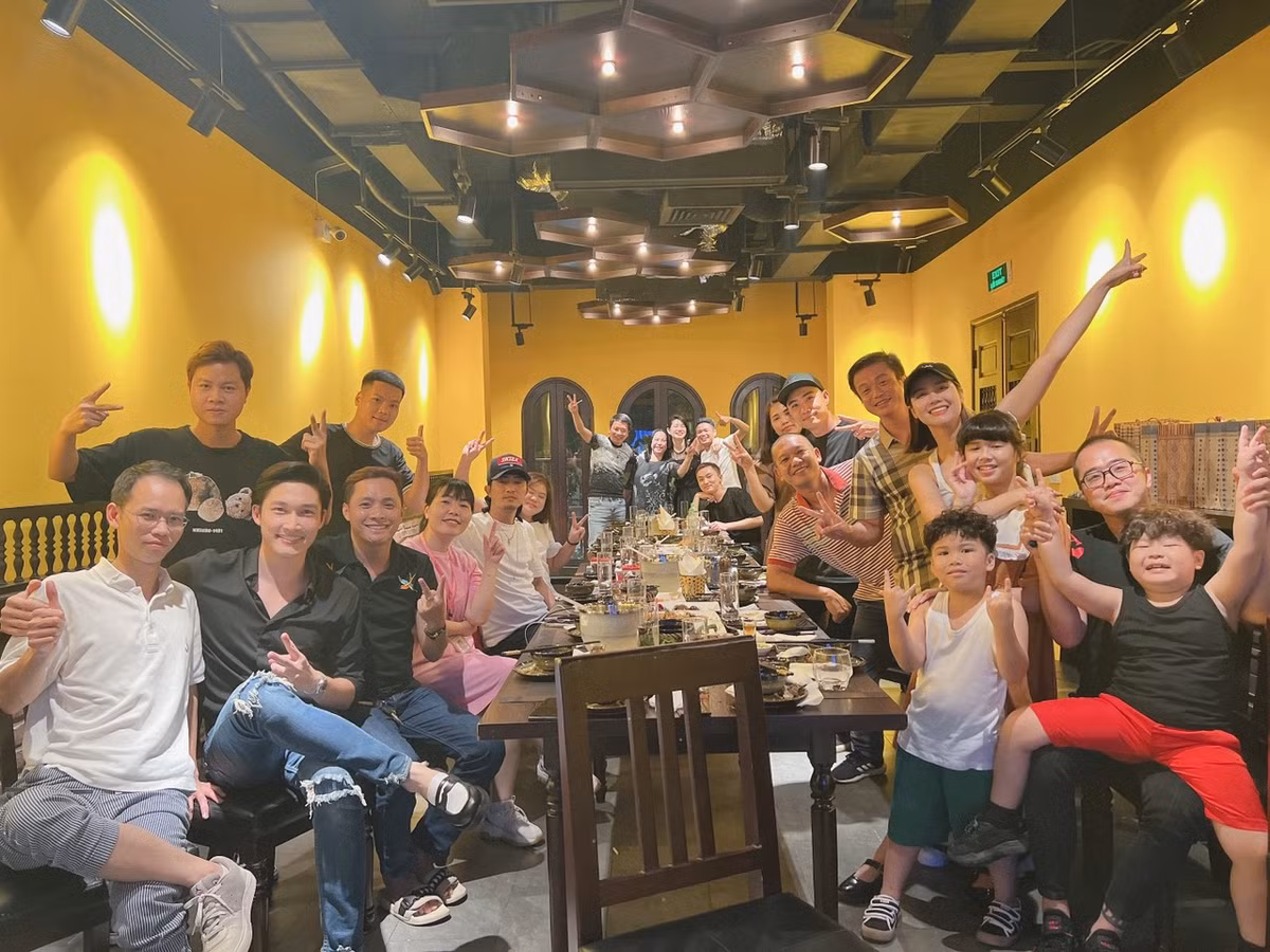 Tối 3/8, tập cuối bộ phim " Thương ngày nắng về" đã lên sóng với cái kết viên mãn cho các nhân vật trong phim. Đặc biệt, ê-kíp bộ phim đã hội ngộ để cùng xem tập cuối này.