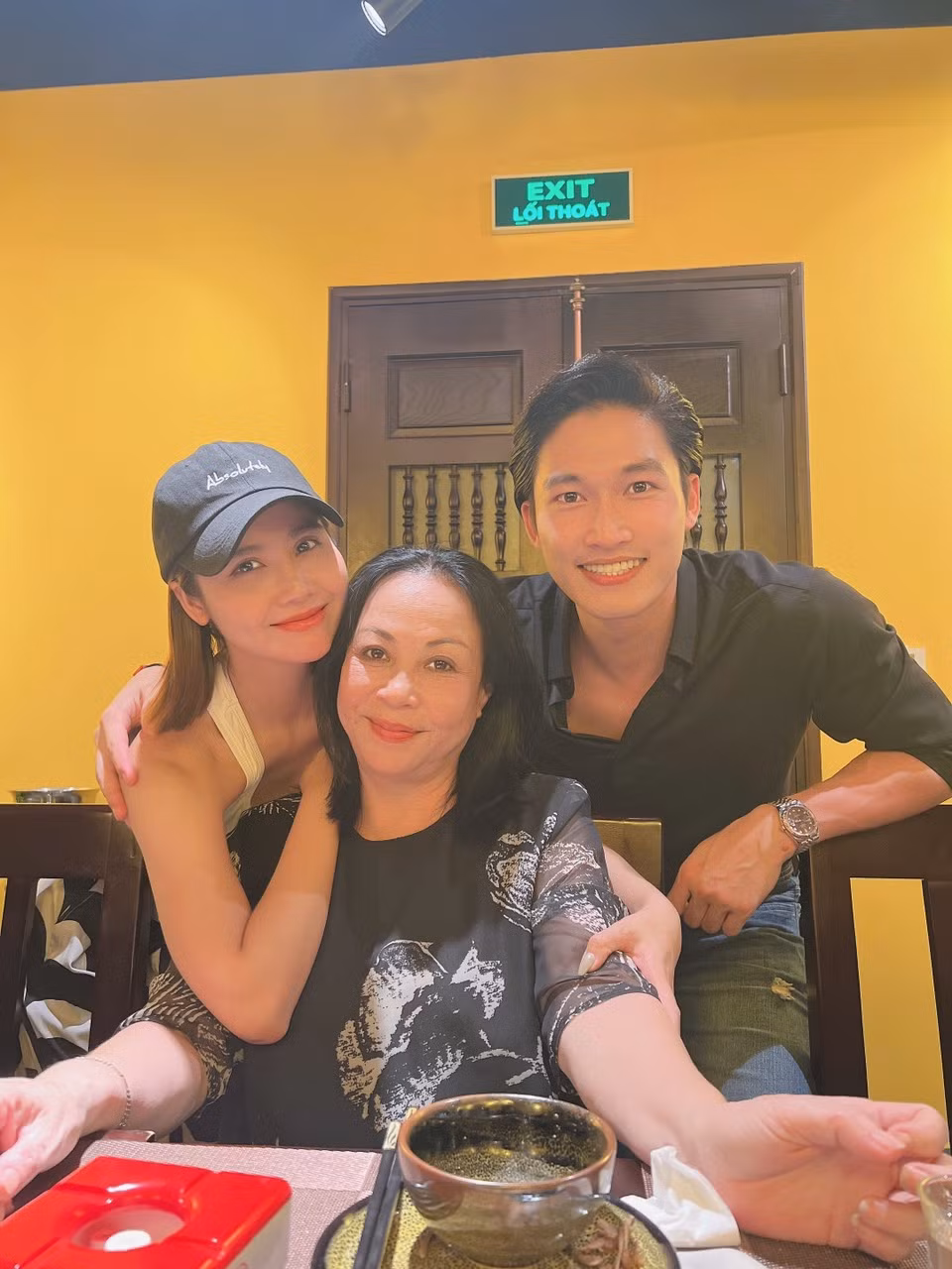 Huyền Lizzie thân thiết bên NSƯT Thanh Quý - người đóng vai mẹ Nga và diễn viên Đình Tú (vai Hoàng Duy).