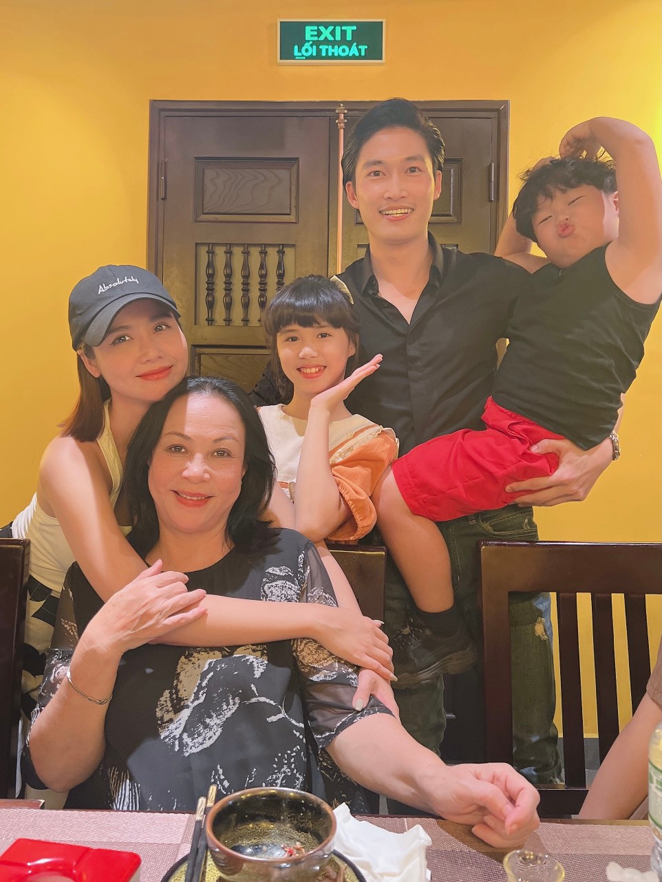 Phan Minh Huyền (Huyền Lizzie) - người đóng vai Vân Trang chia sẻ, ngay từ khi đoàn phim thông báo hội ngộ để cùng xem tập cuối, cô đã cảm thấy bồi hồi, có những cảm xúc rất khó để diễn tả bằng lời.