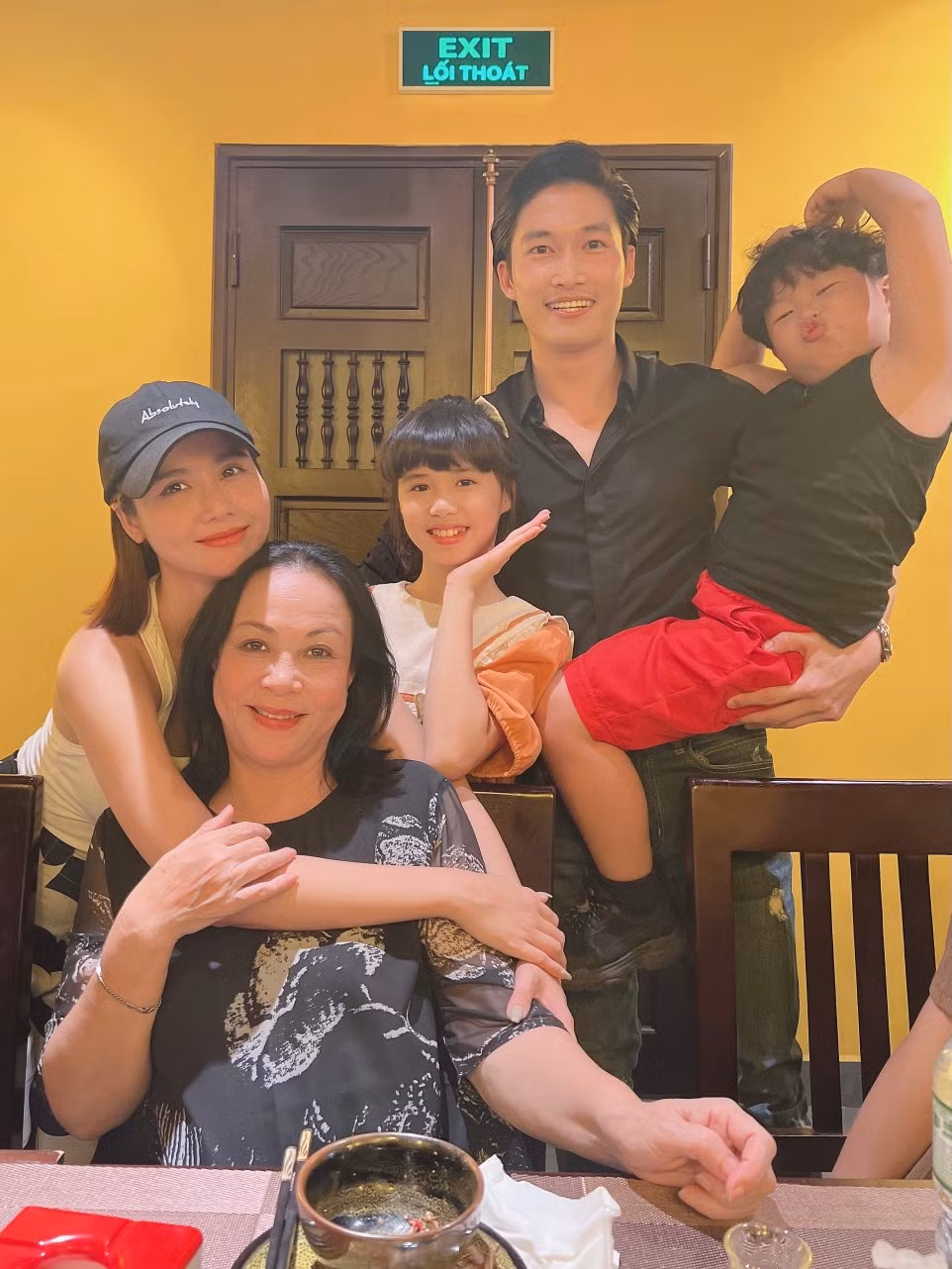 Phan Minh Huyền (Huyền Lizzie) - người đóng vai Vân Trang chia sẻ, ngay từ khi đoàn phim thông báo hội ngộ để cùng xem tập cuối, cô đã cảm thấy bồi hồi, có những cảm xúc rất khó để diễn tả bằng lời.