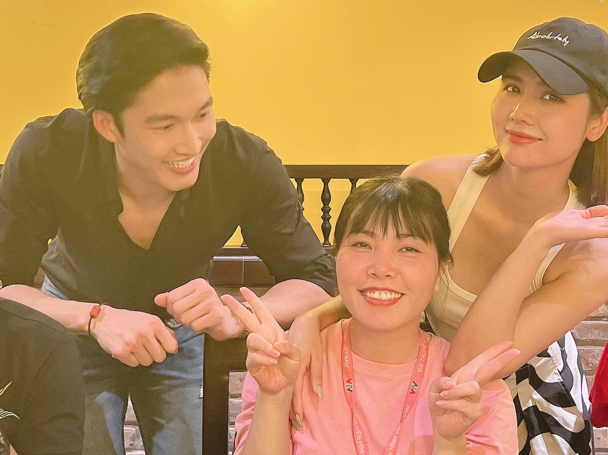 Huyền Lizzie - Đình Tú chụp ảnh cùng biên kịch phim "Thương ngày nắng về". 