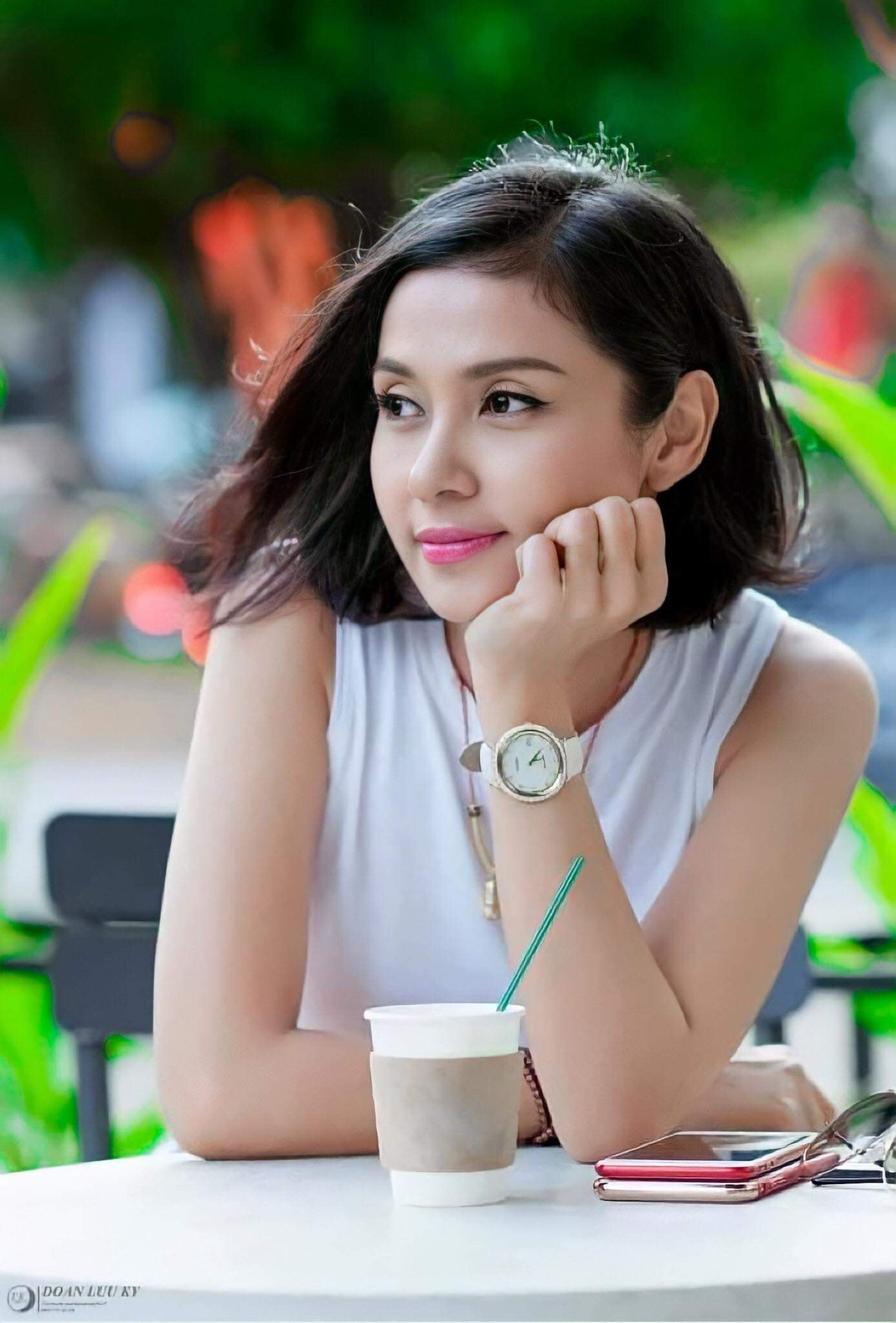 Bằng lòng với cuộc sống hiện tại, tìm niềm vui từ những việc giản đơn khiến nữ diễn viên giữ được vẻ thanh xuân bền lâu.