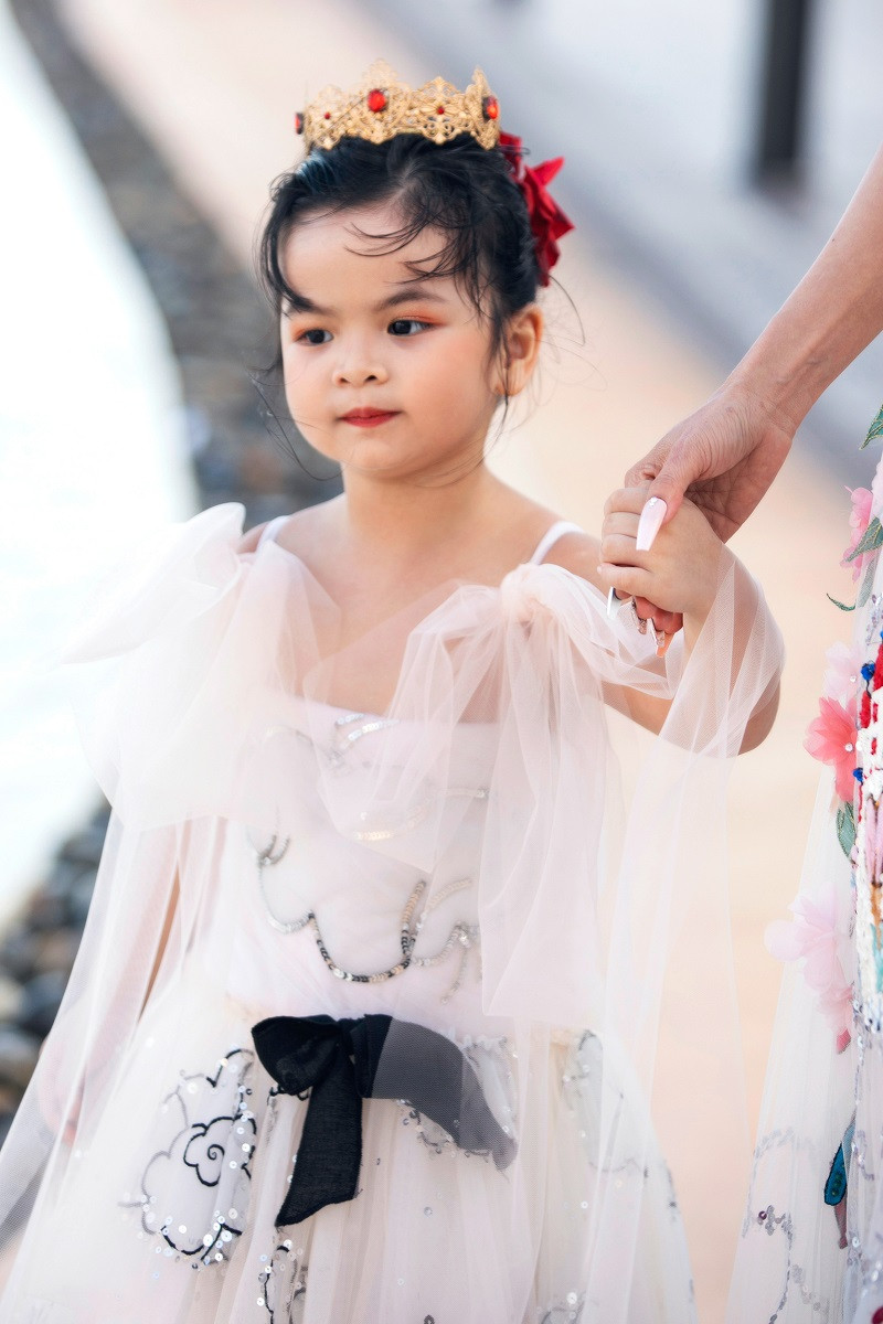 Nhóc tì là trái ngọt tình yêu của "bà trùm hoa hậu" Phạm Kim Dung và đạo diễn Hoàng Nhật Nam.