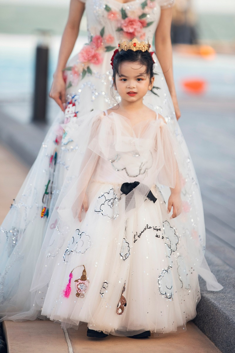 Lần đầu bước trên sàn diễn nhưng sự tự nhiên, vẻ đáng yêu của cô nhóc ghi điểm với khán giả.