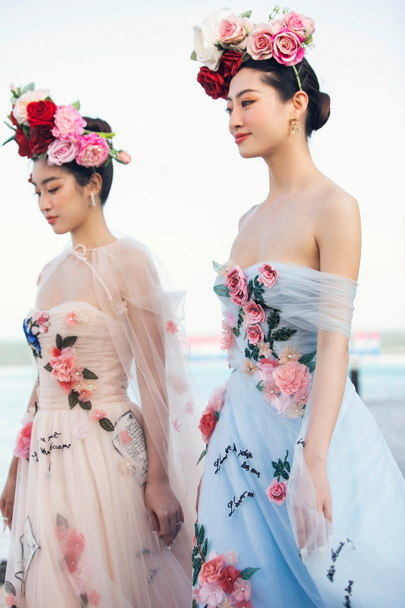 Giữa ồn ào, Hoa hậu Đỗ Mỹ Linh xuất hiện xinh đẹp trên sàn diễn thời trang. Nàng hậu đọ sắc cùng Hoa hậu Lương Thùy Linh.